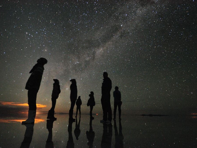 宇宙空間にいるような錯覚を起こす『ウユニ塩湖』の星空