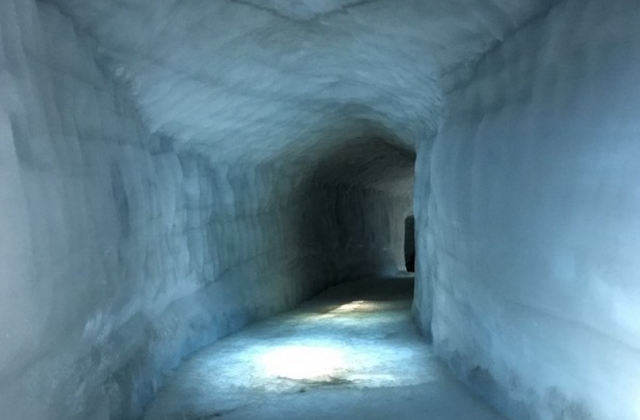 氷の壁に囲まれたラングヨークトル氷河の氷の洞窟