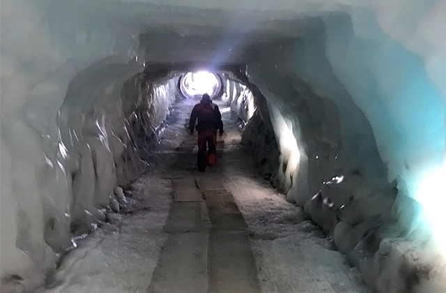 ラングヨークトル氷河の人口のアイストンネル