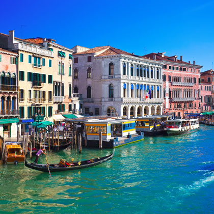 ベネチアの島内を巡る人気スポット市内観光へ