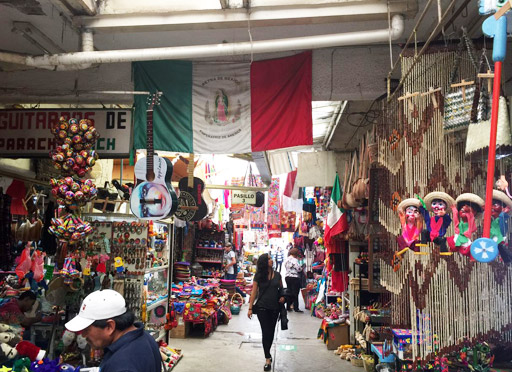 市場でカラフルなメキシコ雑貨探し0