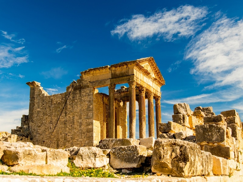 チュニジアでも規模、保存状態とも最もよいローマ遺跡のひとつドゥッガ遺跡