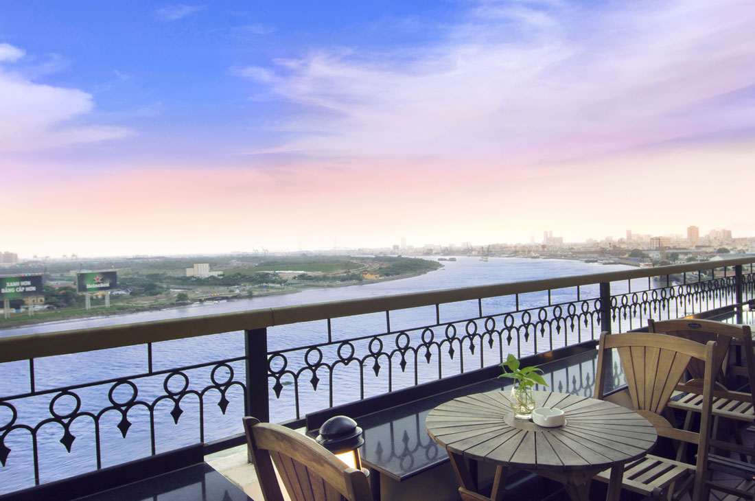 サイゴン川を一望できる開放的な屋外BAR