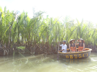 ココナッツジャングルの水辺を突き進む