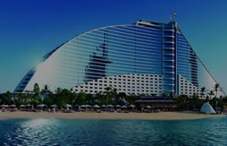 アラビア湾に向かって建つリゾートホテル ジュメイラ ビーチホテル