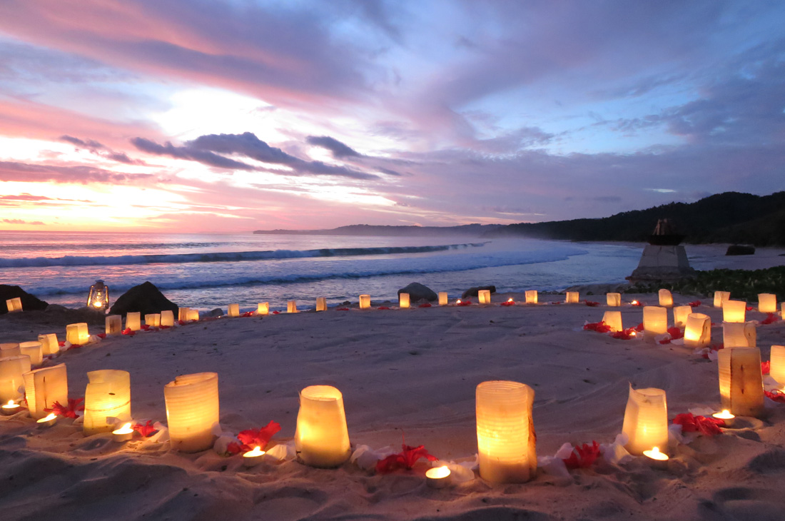 白砂プライベートビーチでのロマンティックディナーセットアップ