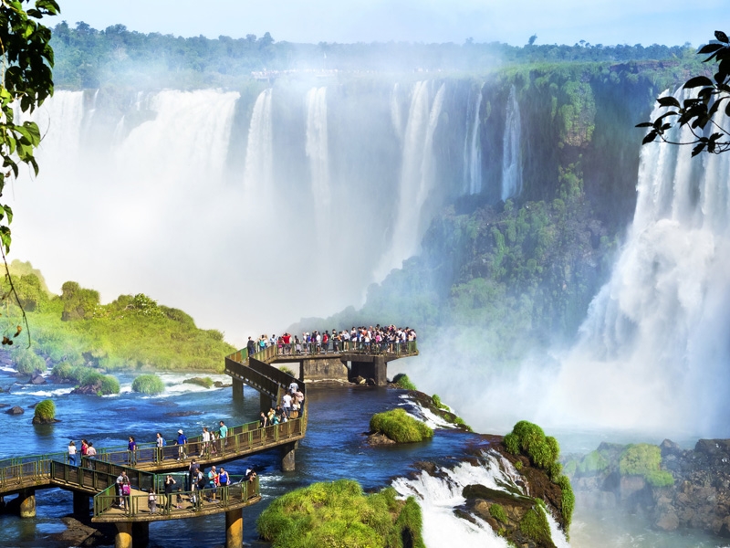 世界3大瀑布『イグアスの滝』の壮大さに驚かれる方多数