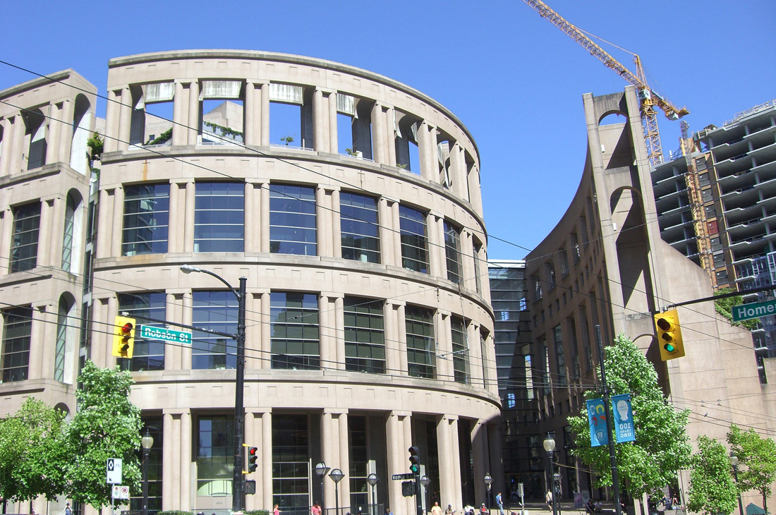 有名建築家による設計の観光地、バンクーバー中央図書館へは徒歩約5分
