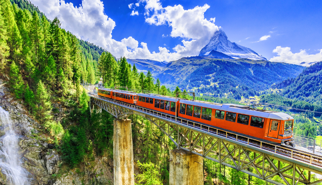 迫力満点の大自然を走り抜けるスイス鉄道