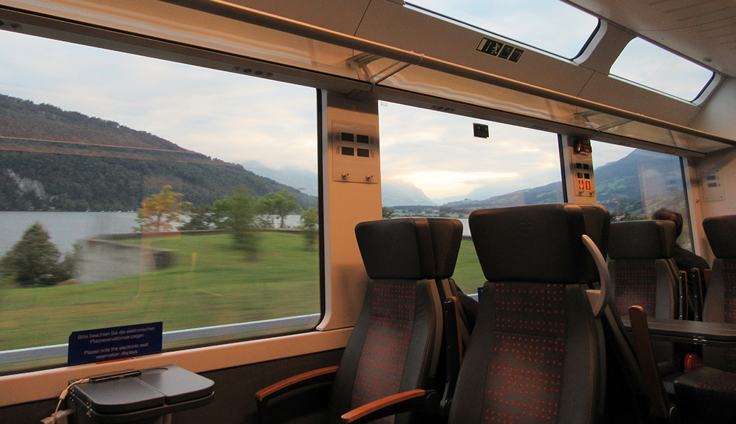 大きい窓のスイスの鉄道