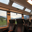 大きい窓のスイスの鉄道