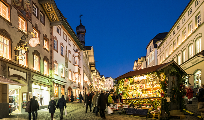 18世紀に建てられたバロック様式の可愛らしい壁画の家が立ち並ぶバートテルツのクリスマスマーケット。