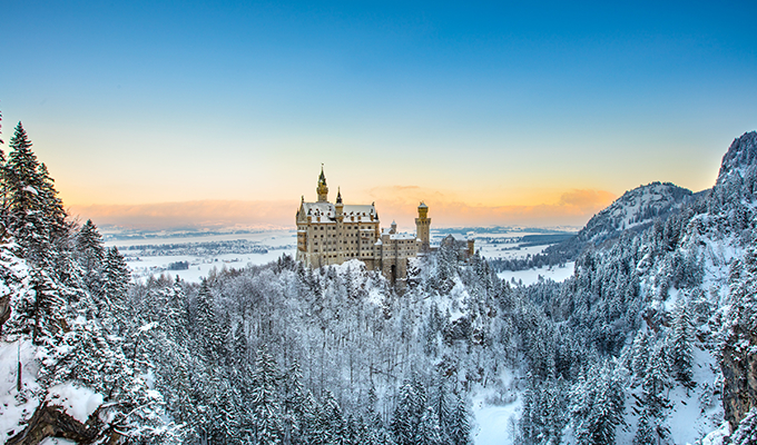 クリスマスシーズンはノイシュバンシュタイン城も雪化粧。より一層ロマンティックになります。
