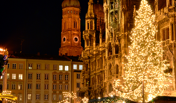 ミュンヘン マリエン広場の新市庁舎前の巨大なクリスマスツリーは圧巻です。