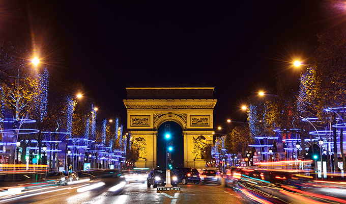 クリスマスシーズンのパリは街中がイルミネーションで彩られます。 期間限定のコンコルド広場の大観覧車からはイルミネーションに彩られたパリの街並みを一望できます。