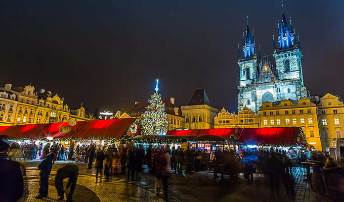 旧市街広場のクリスマスマーケットにはチェコ最高峰のクルコノシェ山から運ばれたモミの木に明かりが点灯し美しく輝きます。