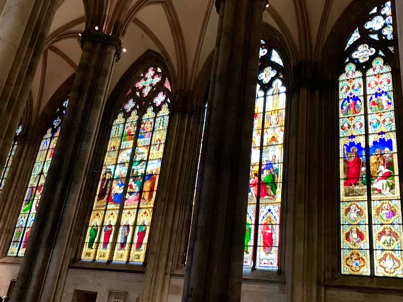 大聖堂内のステンドガラスの美しさ
