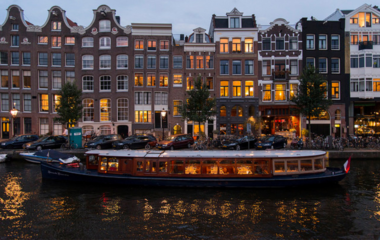 オランダの街を流れる、夜の運河も魅力的
