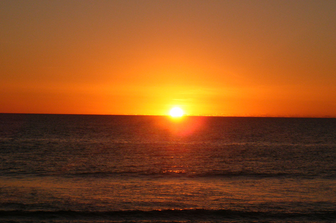 海に沈む美しい夕日に心が癒されます