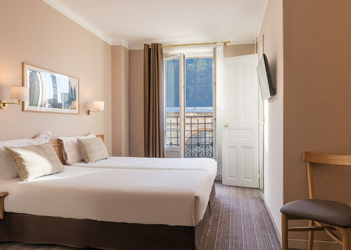 パリ フランス ホテル 上品なネイビーブルーが特徴の美しい外観