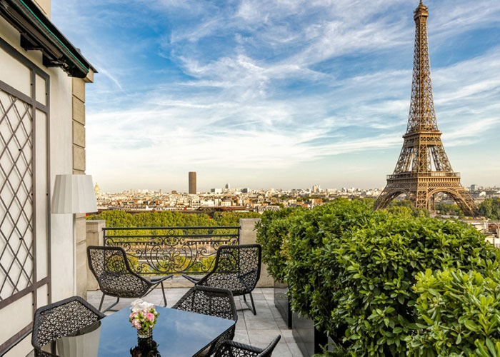 パリを象徴するエッフェル塔が見渡せるテラス