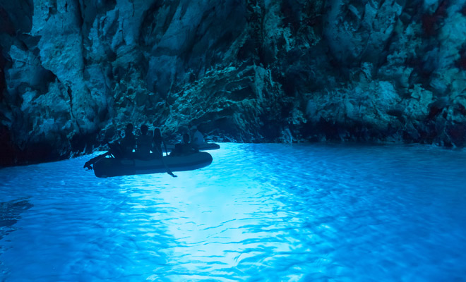 ヴィス＆ビシェボ 魔法のようなターコイズブルーの反射する青の洞窟
