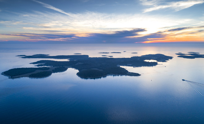 ブリユニ諸島 夕暮れの上空から見る島の景色はとてもロマンチック