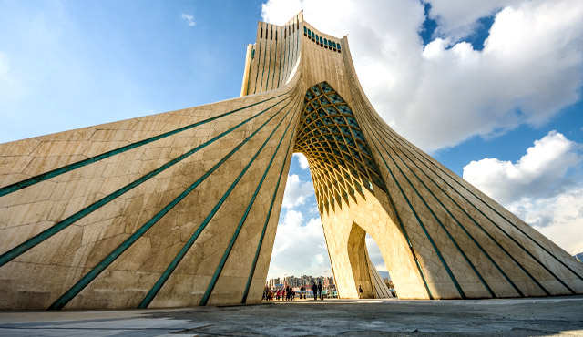 テヘランのランドマーク！アーザーディー・タワー