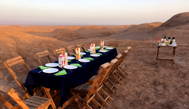 砂漠で素敵な朝食はいかがですか？
