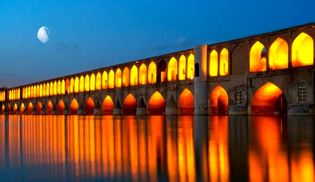 夜のスィーオセ橋はひときわ美しく、イラン人にも大人気