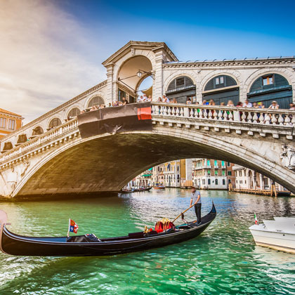 ベネチアの島内を巡る人気スポット市内観光へ