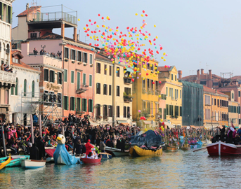 ベネチアカーニバルのパレード