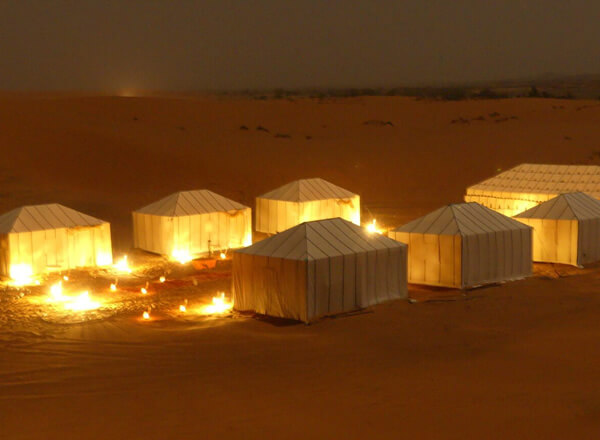 サハラ砂漠のメルズーガ ラグジュアリー キャンプ