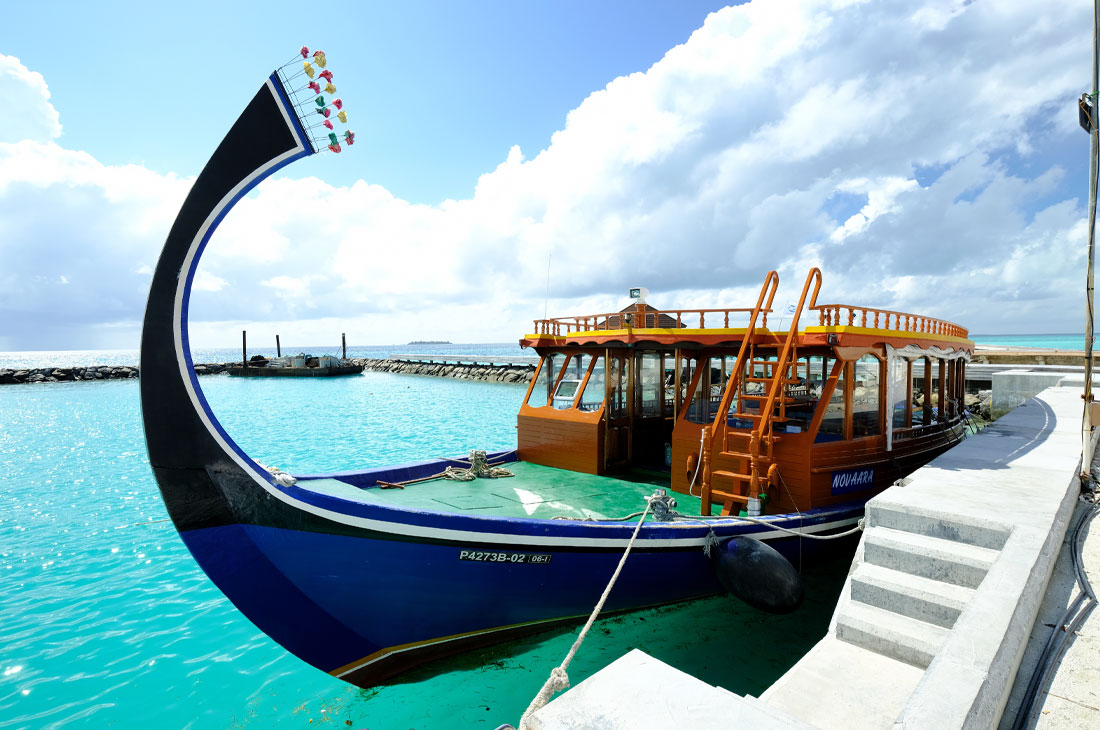 リゾートのオプショナルツアーに参加すればドーニ型ボートに乗れます