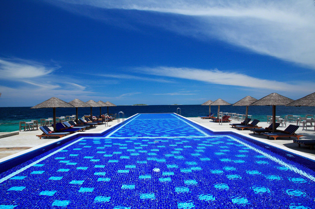 大きな青色プールがCentara Grand Island Resort & Spa Maldivesのシンボル