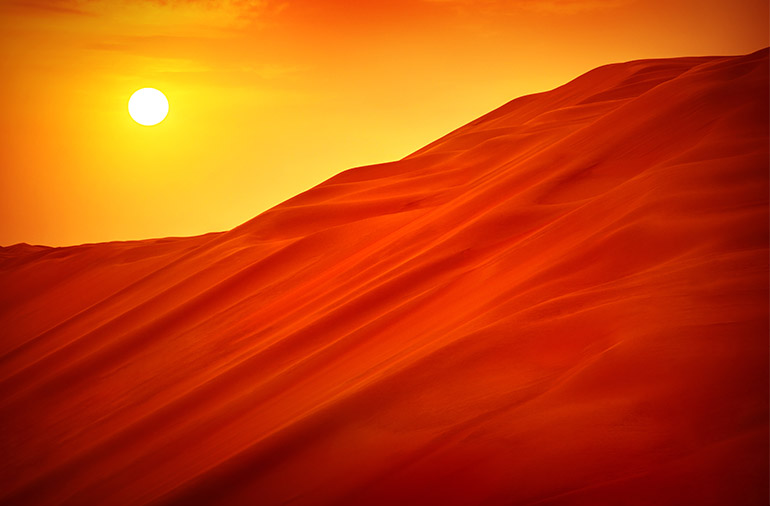 砂漠に落ちる夕日は、感動的な美しさです