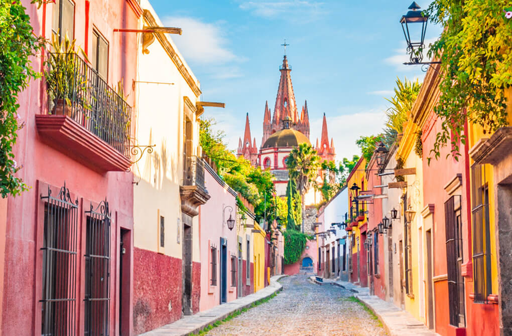 赤と黄色の原色いでメキシコのイメージそのままの街