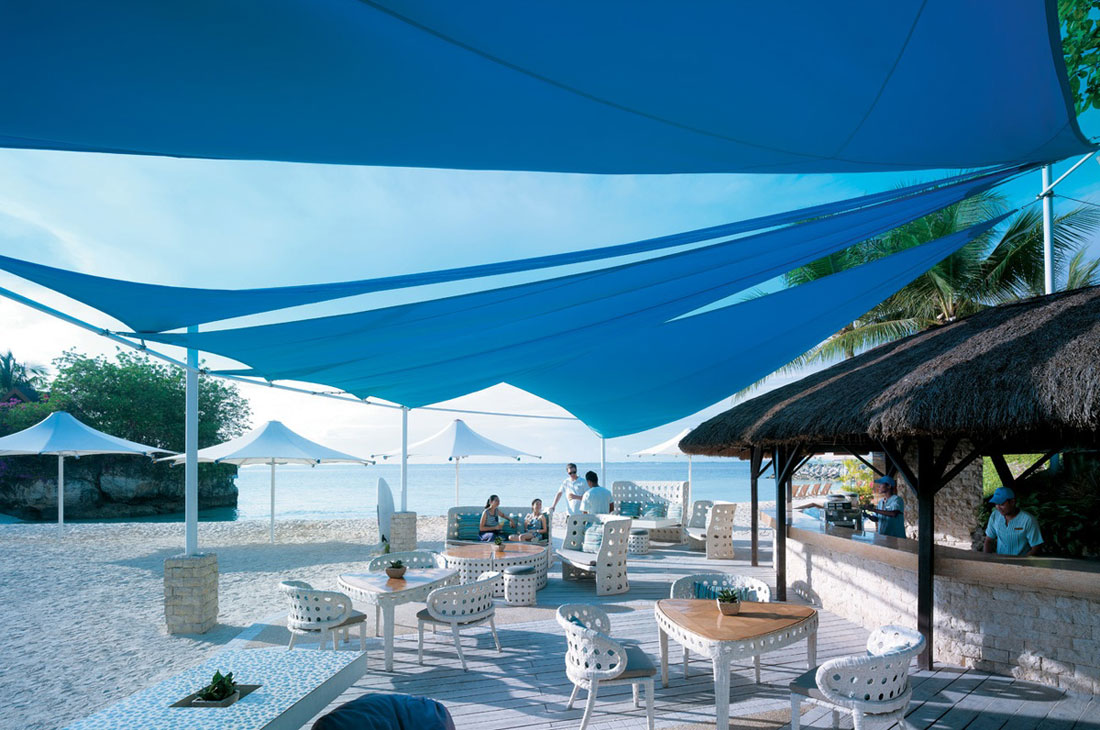 純白ののビーチが眩しい海風香るレストラン「breeze」
