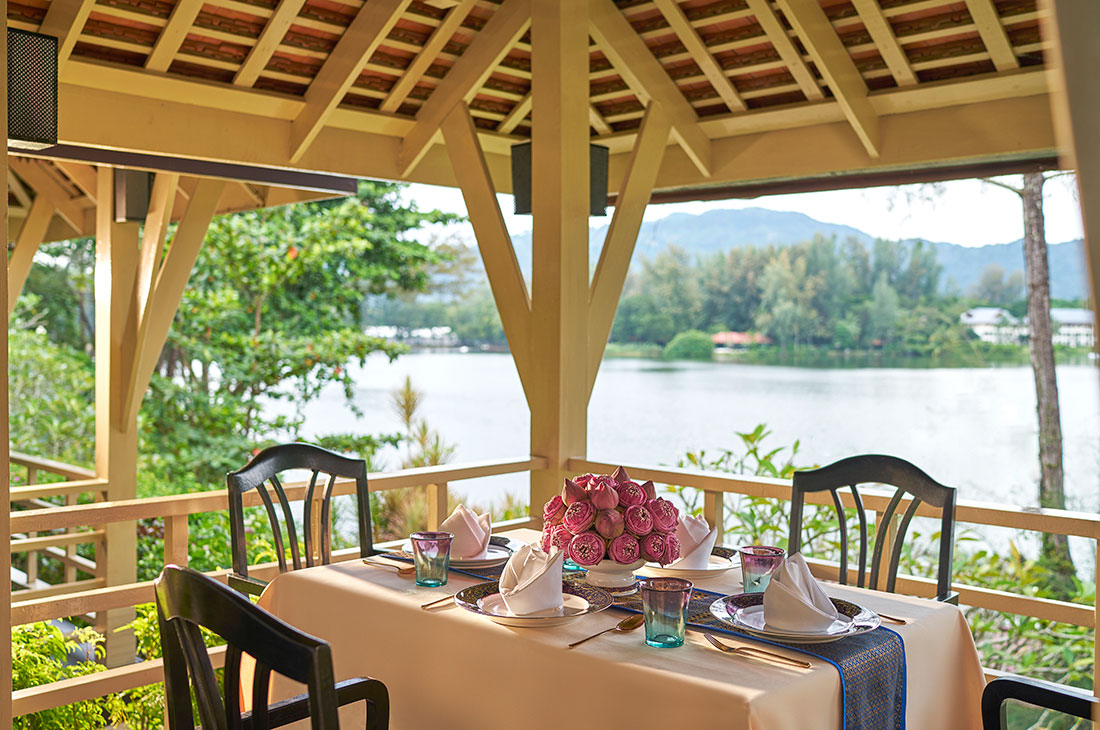 本格タイ料理が楽しめる湖畔沿いのレストラン