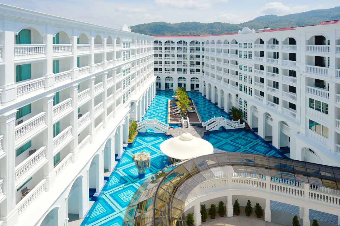 代名詞とも呼べる聡明なブルーのプールを取り囲む白亜のホテル棟