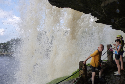 カナイマラグーンとサポの滝ツアー