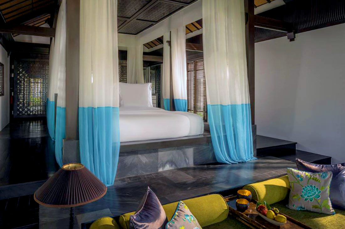 ベトナム伝統建築の客室＆天蓋付ベッド