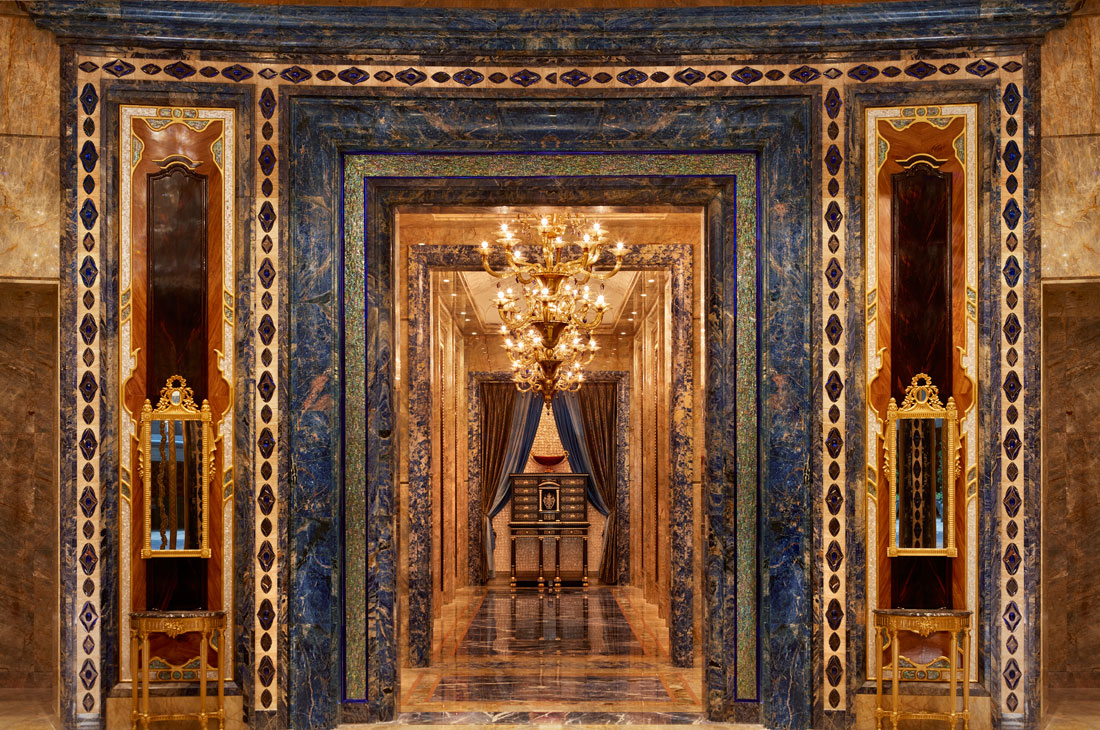 1階エレベーターホール。ブルーの大理石や金箔で煌びやかな装飾