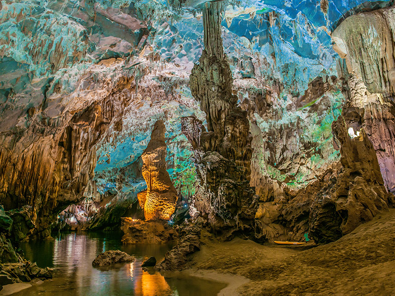 原生林の中に隠された神秘的なフォンニャケバン洞窟