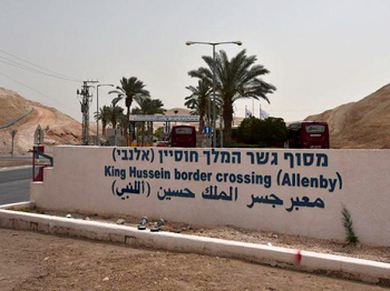 ヨルダンからイスラエルへバスに乗って世界一厳しい国境を越える！