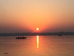 ガンジス川でインドの神秘を体感