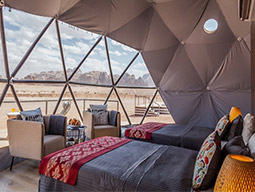 砂漠でバブルテントに泊まる
