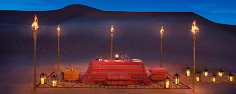 砂丘でアラビアンなプライベートディナータイムを