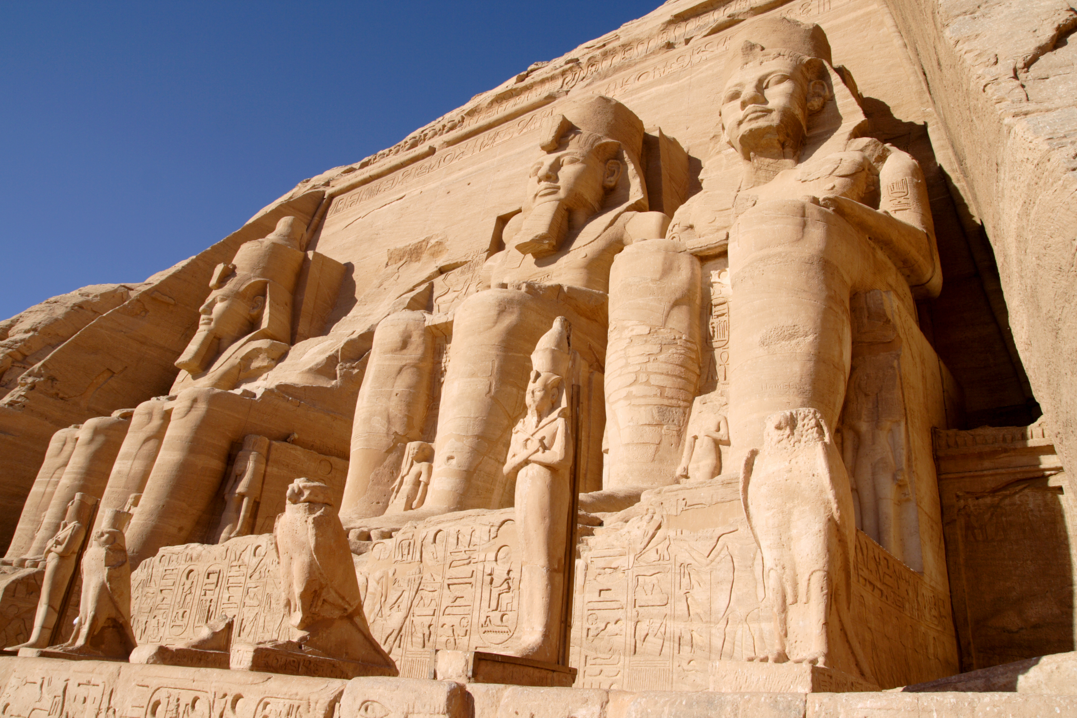 【日本語ガイド】昼食付♪エジプトが誇る古代遺跡「アブ・シンベル神殿」一日観光