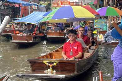 【日本語ガイド】【専用車】
ダムヌンサドゥアック水上マーケット＆メークロン鉄道市場ツアー